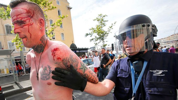 Podívejte se na fotogalerii z fotbalových násilností, které v sobotu zachvátily Marseille.