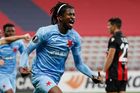 Peter Olayinka slaví gól v zápase Evropské ligy Nice - Slavia