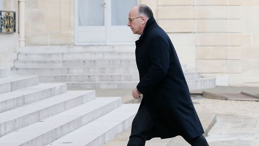 Francouizský ministr vnitra Bernard Cazeneuve jde na jednání v Elysejském paláci kvůli útokům v Bruselu.