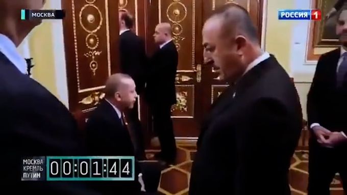 Putin nechal čekat Erdogana s celou delegací v roce 2020 před dveřmi.