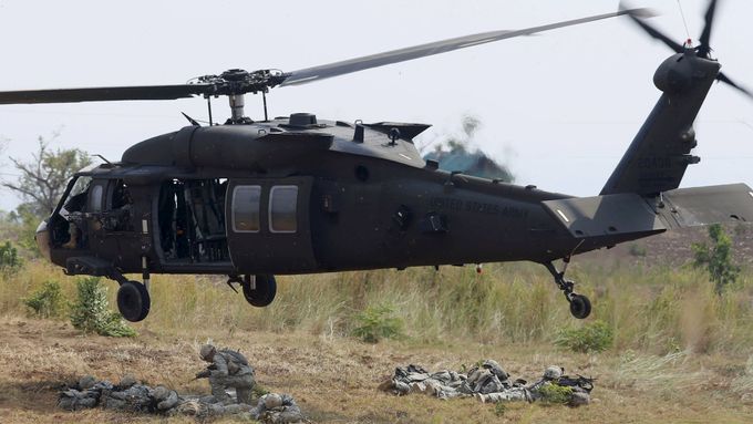 Vrtulník Black Hawk, kterým cestoval náčeník generálního štábu.
