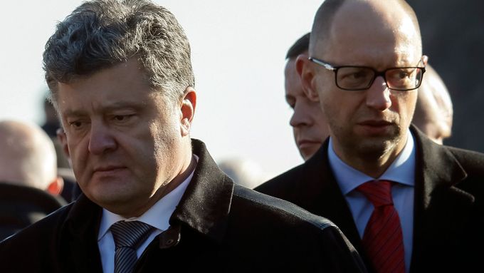 Ukrajinský prezident Petro Porošenko (vlevo) a premiér Arsenij Jaceňuk.