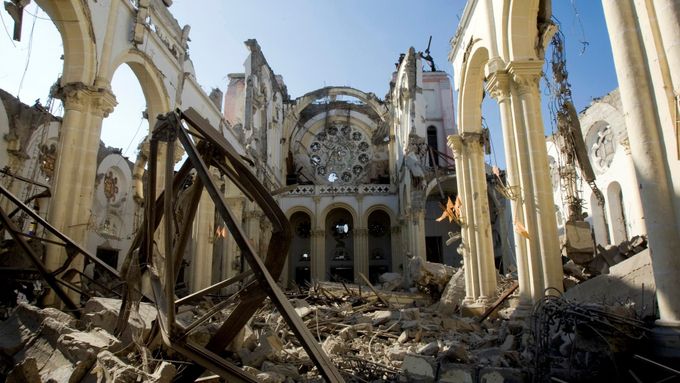 Zničená katedrála v Port-Au-Prince.