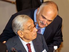 Hassan bin Talal a Boutros Boutros-Ghali na konferenci Fórum 2000.