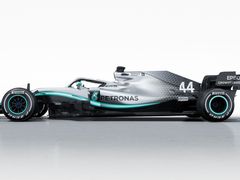 Proti konkurenci jen mírně zvýšená podlaha letošního vozu Mercedes F1 W10 EQ Power+.