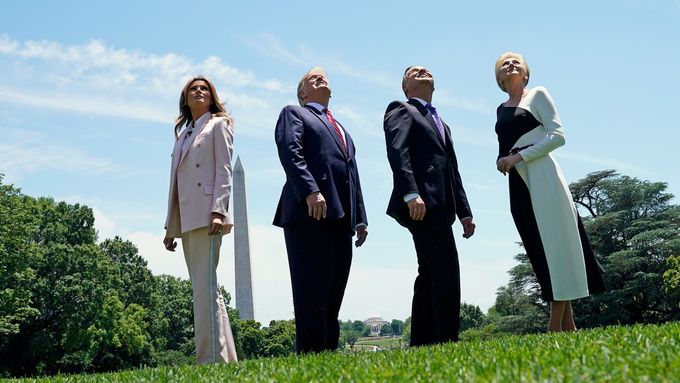 Prezidenti Trump a Duda s manželkami sledují přelet F-35 nad Bílým domem.