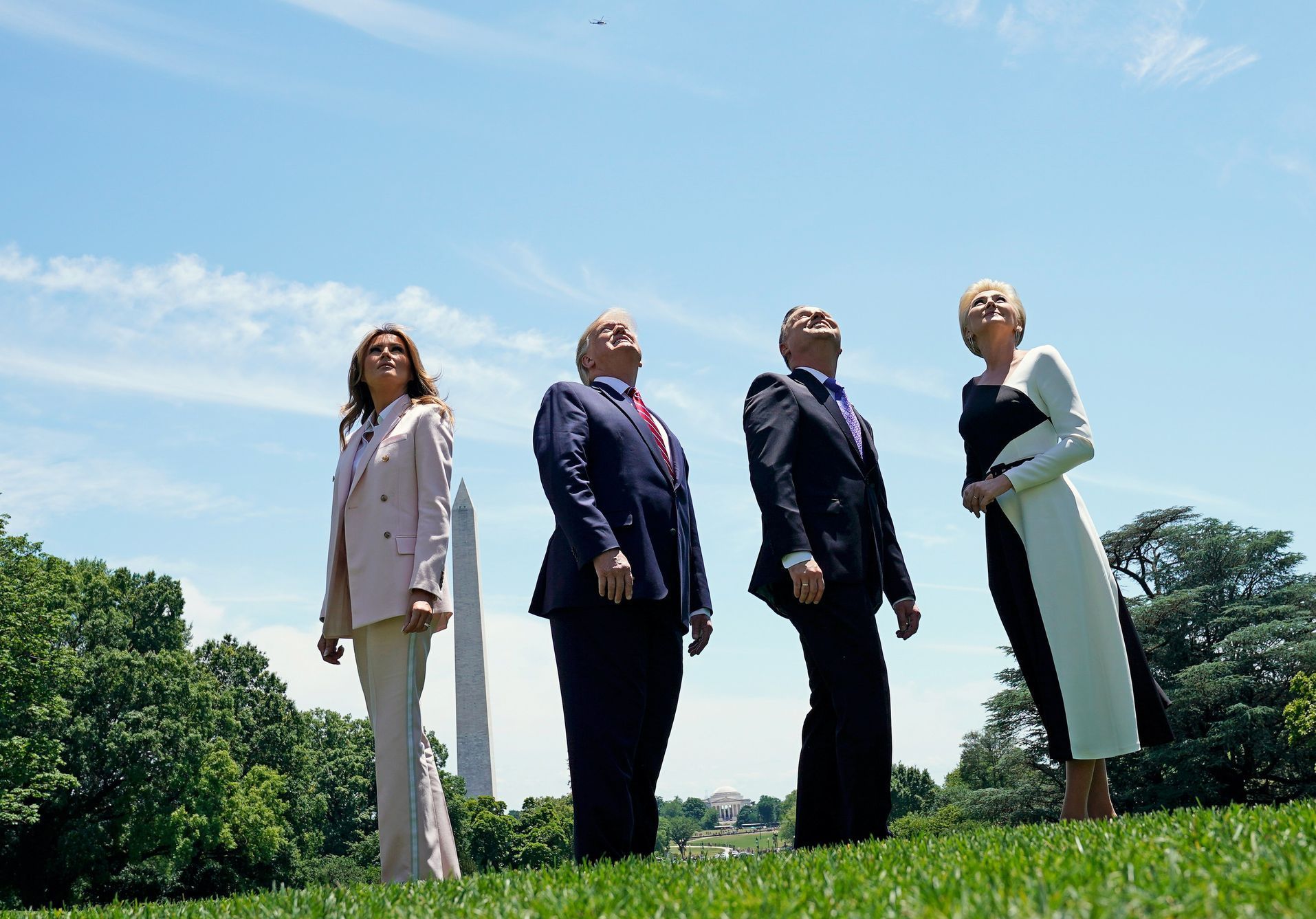 Trump Duda s manželkami sledují přelet stíhačky F-35 nad Bílým domem