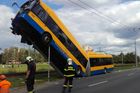Za nehodu trolejbusu, který "vyšplhal" na sloup, řidič nemůže. Upadl do bezvědomí poprvé v životě