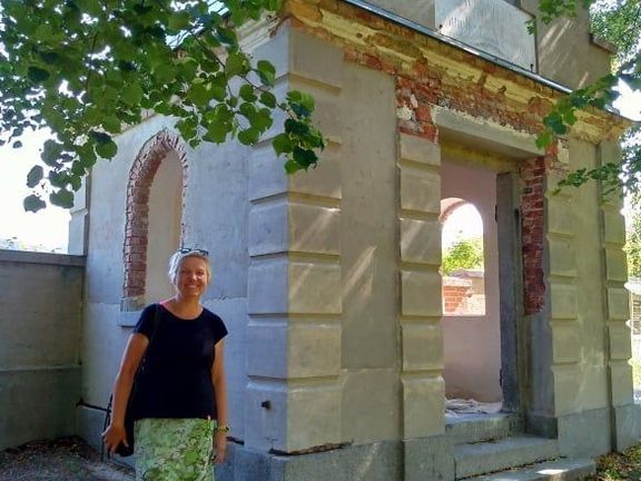 Jiřina Vávrová před rekonstruovanou německou hrobkou.