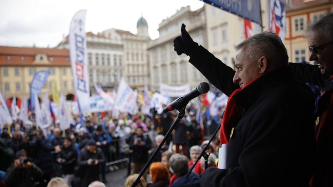 Učitelská platforma se distancovala od zneužití učitelské stávky odboráři a její předsedkyně Petra Mazancová dokonce vyzvala Josefa Středulu, aby odstoupil z čela ČMKOS.