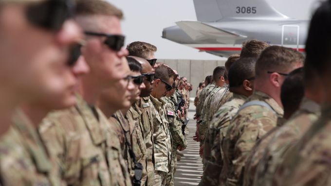 Nástup vojáků v Afghánistánu před vojenským speciálem, který přepravil do Česka ostatky jejich tří padlých.