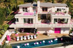 Airbnb nabízí noc v domě Barbie. Má klouzačku z terasy a obří šatník