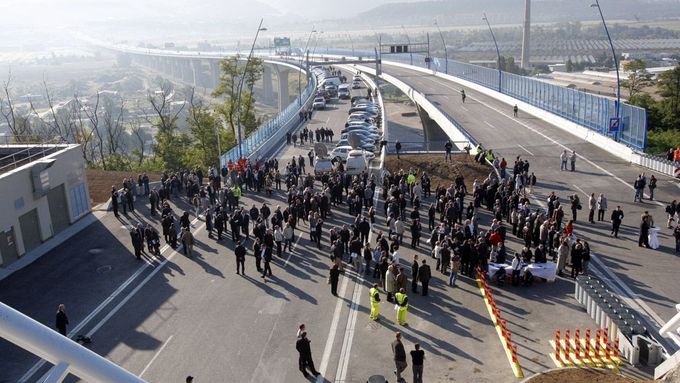 Procházka na mostě. Prezident otevřel novou dálnici