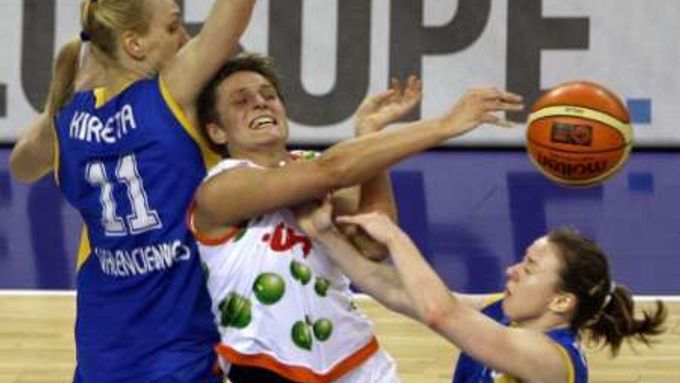 Sonja Kiretová (velvo) a Kristi Harrowerové (vpravo) z Valenciennes brání brněnskou Hanu Machovou (v bílém).