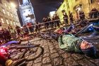 Foto: Praha 1 zvažuje plošný zákaz kol na pěších zónách. Cyklisté sebou na protest praštili na zem