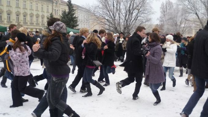 Ples se konal při deseti stupních pod nulou na náměstí před prostějovskou radnicí.