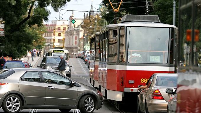 Odkloněná doprava směrem do centra kolabuje, mnozí řidiči osobních aut nerespektují předpisy a tramvaje nemohou plynule projet k zastávce Národní.