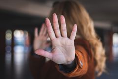 Průzkum: Sexuální obtěžování ve veřejné dopravě zažila třetina žen a desetina mužů
