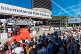 Několik stovek lidí se v pátek odpoledne sešlo před karlovarským hotelem Thermal, aby spatřili příjezd hvězd 54. ročníku Mezinárodního filmového festivalu Karlovy Vary.