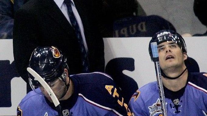 Prozatimní kouč Atlanty Don Waddell sleduje časomíru v zápase proti Rangers, před ním sedí na střídačce Pascal Dupuis (vlevo) a Eric Perrin.