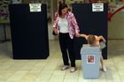 Páteční den eurovoleb živě: Volit přišla jen desetina lidí