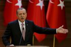 Erdogan kritizuje USA za podporu Kurdů. Mezi povstalci a IS není rozdíl, řekl