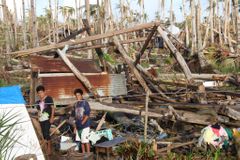 Na pobřeží Východního Samaru srovnala vlna po tajfunu se zemí celé vesnice.