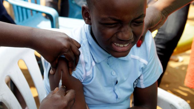 Očkování proti žluté zimnici v Kongu.
