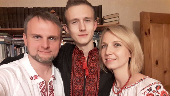 Andrej a Kriscina Vituškovi se svým synem Mironem na snímku z roku 2020.