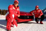 Felipe Massa a Fernando Alonso před Ferrari FF. Vlastního vozu pro novou sezonu F1 se dočkají 2. února.