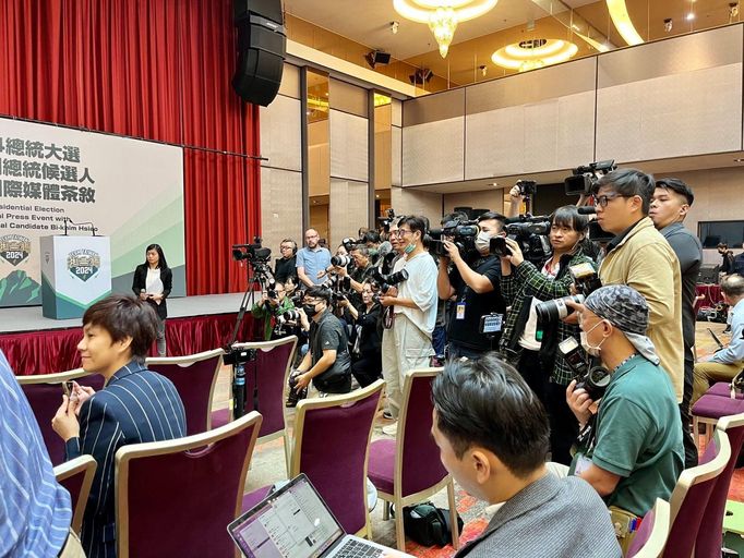 Tisková konference kandidátky na viceprezidentku Tchaj-wanu Hsiao Bi-khim přitáhla velkou pozornost médií.