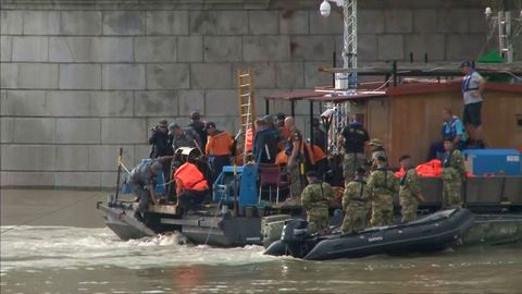 Potápěči začali vytahovat z Dunaje oběti z potopené lodi