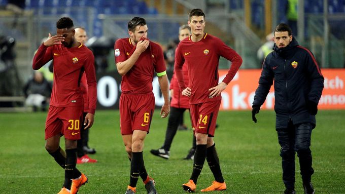 Zklamaní hráči AS Řím po prohře s AC Milán: zleva Gerson, Kevin Strootman a Patrik Schick