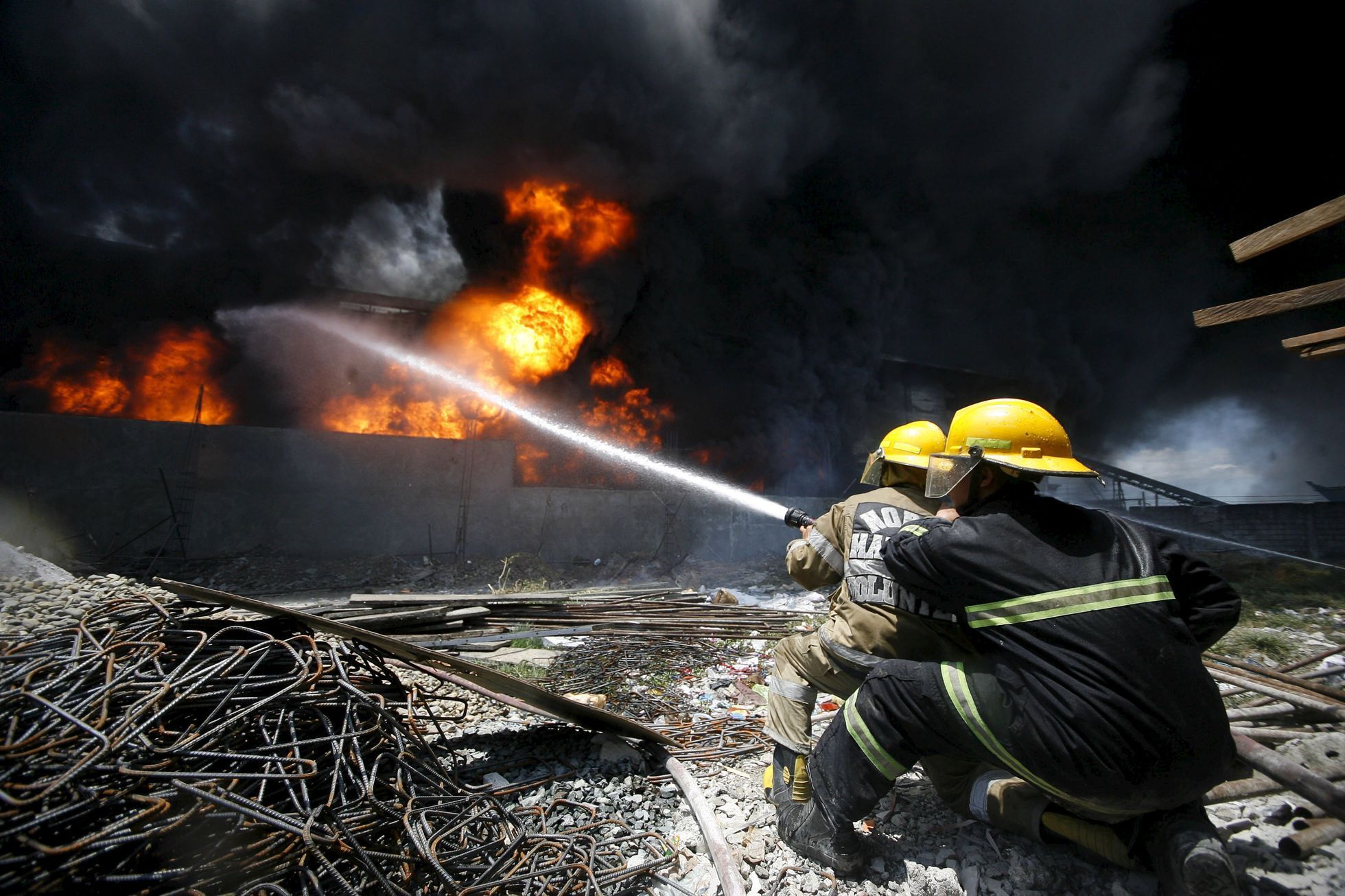 Požár v továrně na pantofle, Manila.