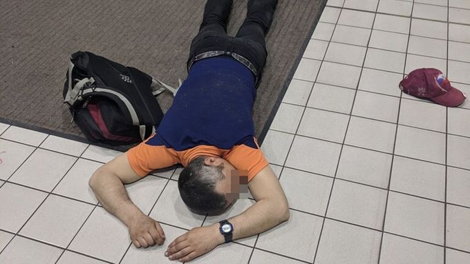 Opilý zloděj se na Pardubicku vloupal do obchodu a usnul. Na místě jej zadrželi policisté.