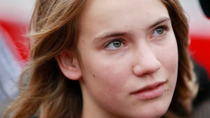 Šestnáctiletá Laura Dekkerová z Nizozemska se 500 dnů plavila kolem světa. Teď je v cíli