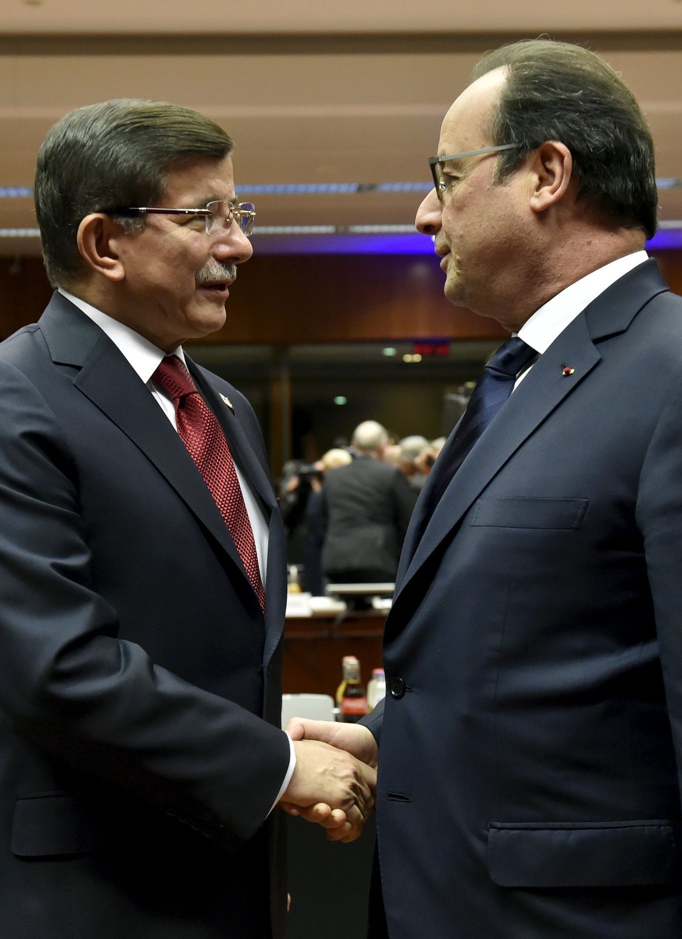 Turecký premiér Davutoglu a francouzský prezident François Hollande na summitu EU s Tureckem.