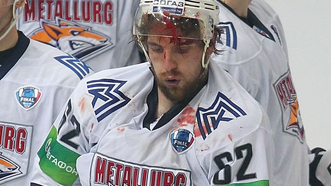Zákroku Martina Ševce na Sergeje Mozjakina následovala pořádná bitka. Ve finále KHL tekla krev.