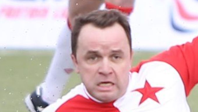 Slávista Zdeněk Šenkeřík (na zemi) bojuje s Václavem Kolouškem