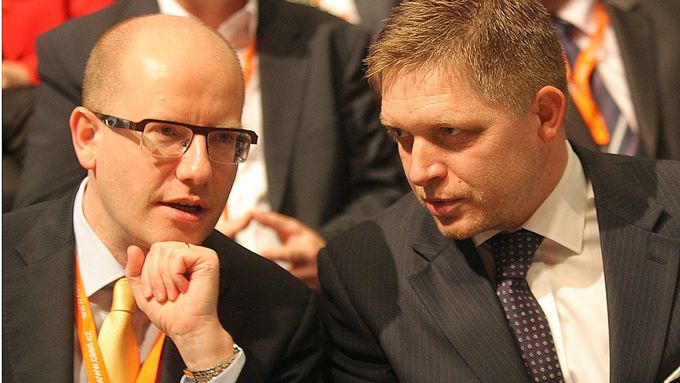 Český premiér Bohuslav Sobotka a jeho slovenský protějšek Robert Fico.