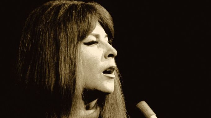 Česká jazzová zpěvačka a osobitá šansoniérka Eva Olmerová bývá přirovnávána ke zpěvačce Bessie Smith.