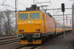 Provoz na trati mezi Prahou a Kolínem zastavila na půl hodiny nehoda. Vlak u Velimi srazil muže