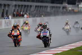 FOTO: Vodní hrátky MotoGP v Malajsii. Závodníky trápil déšť