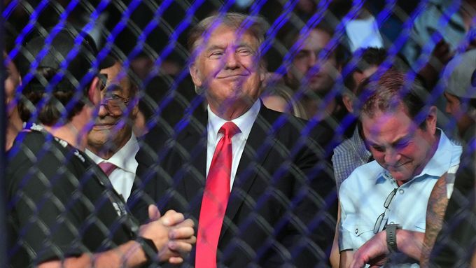 Hlas přeslýchaných. Exprezident Donald J. Trump mezi diváky červencové show smíšených bojových umění UFC 264.