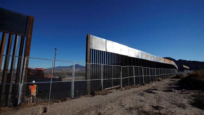 Foto: Zeď mezi USA a Mexikem má zelenou. Drogy se ale přes hranici pašují tunely i vzduchem