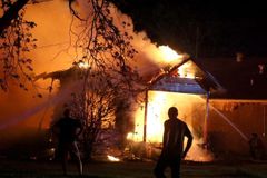 Muž zemřel při požáru domu na Opavsku, pět lidí se zranilo
