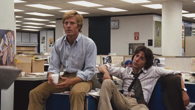 Hrdinové doby. Dokázali odstřelit prezidenta bez internetu a bez Facebooku. Robert Redford (Bob Woodward) a Dustin Hoffman (Carl Bernstein) ve filmu o aféře Watergate Všichni prezidentovi muži.