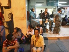 Desítky lidí čekají před nemocnicí na zprávu o svých příbuzných.