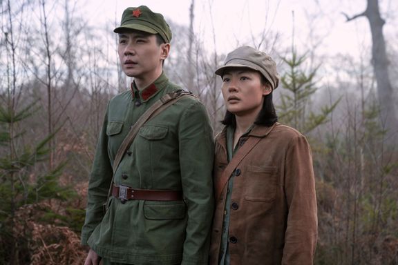 Na snímku ze seriálu Problém tří těles jsou Jü Ku-ming jako Jang Wej-ning a Zine Tseng v roli mladé Jie Wen-ťie.