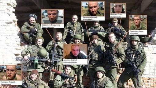 Fotografie, na níž jsou podle dostupných informací označeni ruští výsadkáři, které armáda zajala na východě Ukrajiny.